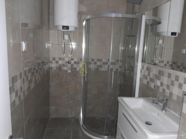 Prodajemo dvosoban stan sa garazom, na Cetinju