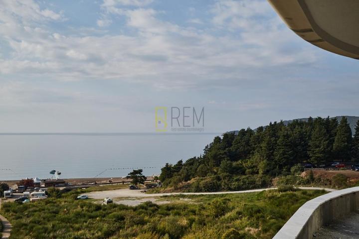 Prodajemo- jednosoban stan 45m2 sa privatnom plažom, Bečići