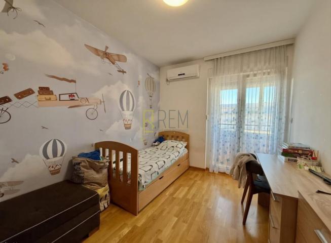 Prodajemo- namješten trosoban stan 78m2 na Starom Aerodrom