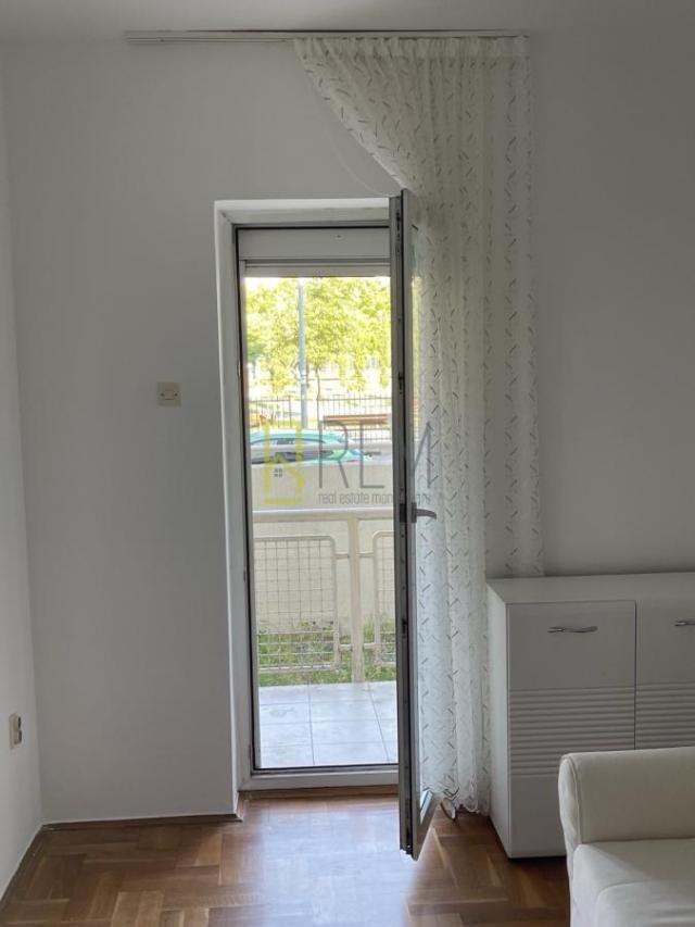 Prodaja- dvosoban namješten stan od 65 m2 (+ dvoriste od 76m2), na Starom Aerodromu