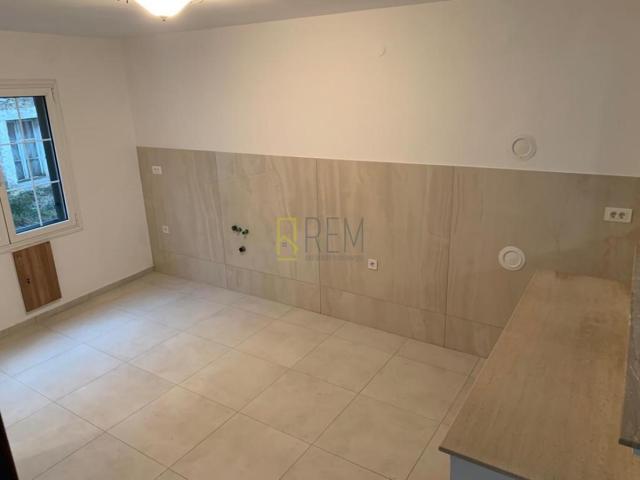 Prodajemo kucu u Staroj Varosi, povrsine 100m2 sa dvoristem