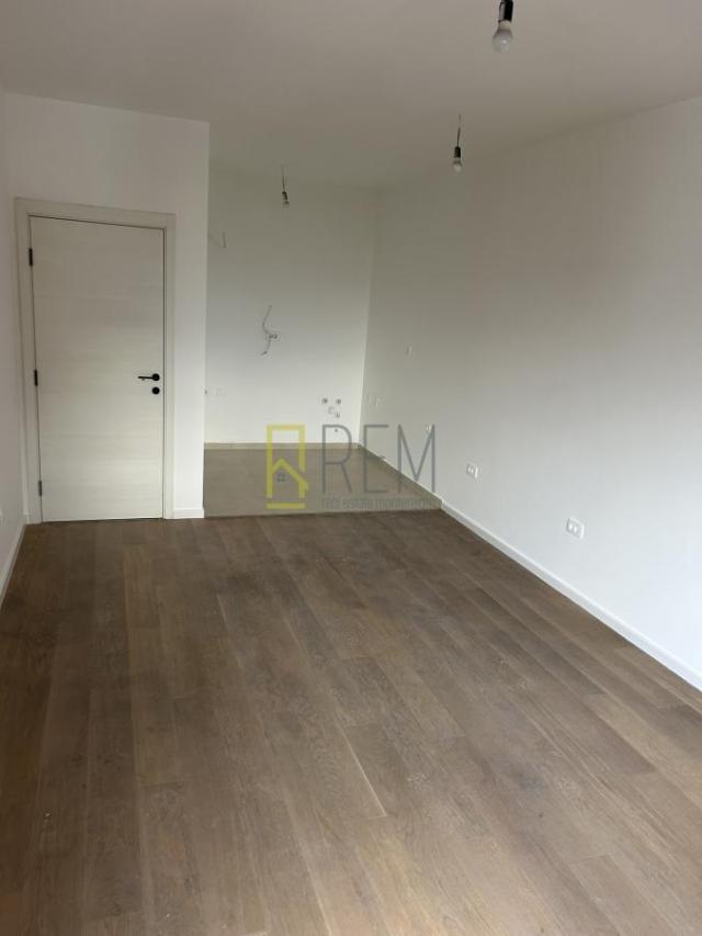 Prodajemo- jednosoban neuseljavan stan površine 44m2 sa garažom u novom kopleksu Dadi Plaza