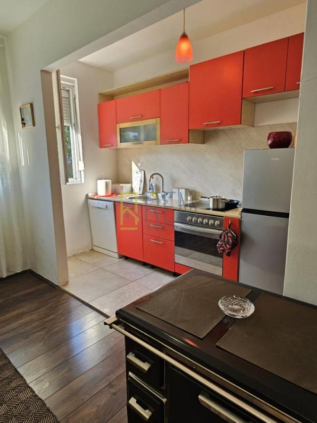 Prodajemo – renoviranu kuću od 62m2 + 20m2 terasa, na placu od 1.260m2 u Centru, Danilovgrada