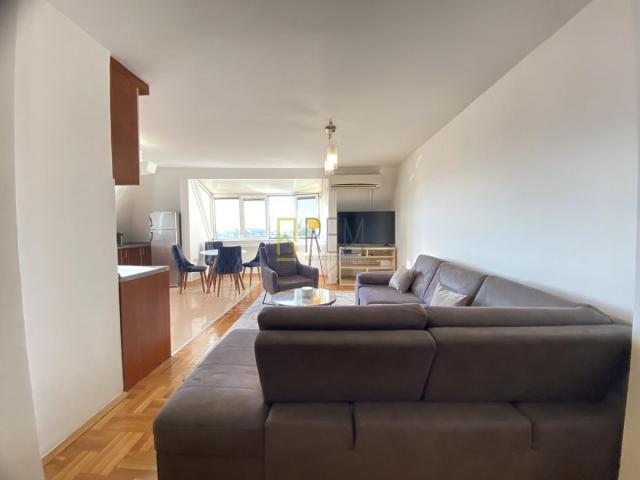 Prodajemo- trosoban, renoviran stan 86m2, u strogom Centru grada