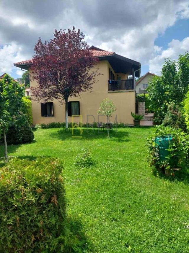 PRODAJA – JEDNOSPRATNA KUĆA SA DVORIŠTEM, CETINJE