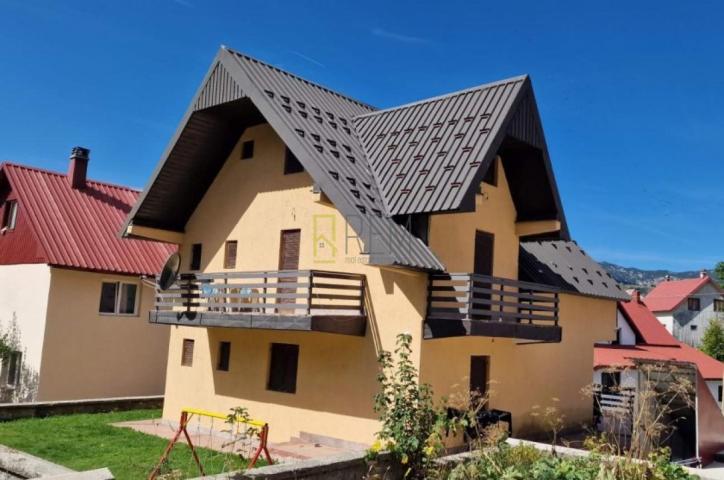 Prodaja- kuca 242m2 u centru Zabljaka