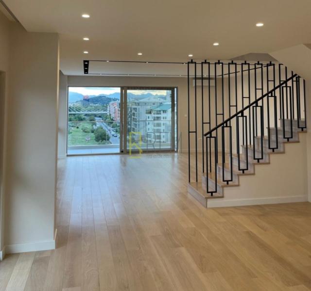 Prodaja- trosoban duplex 209m2, sa parkingom- zgrada Vezir