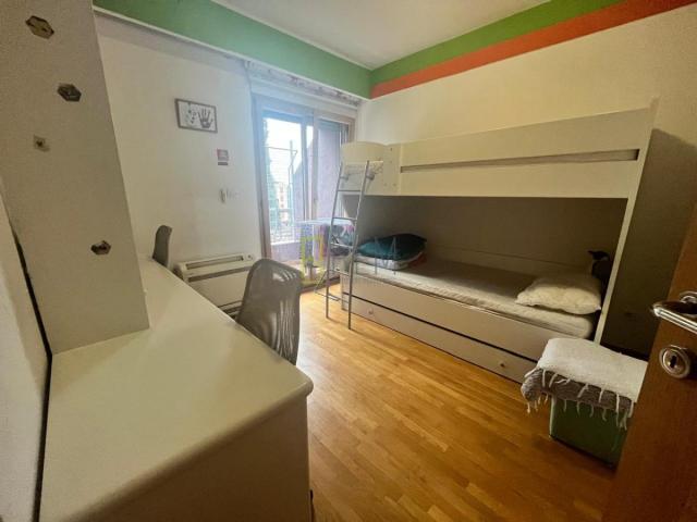 Prodajemo - kompletno namješten trosoban stan, površine 136 m2, u Centru grada u Podgorici