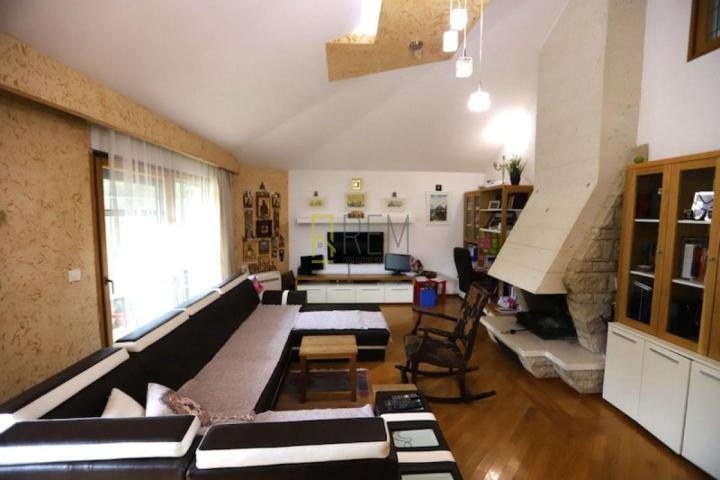 Prodajemo - kompletno namješten trosoban stan, površine 136 m2, u Centru grada u Podgorici