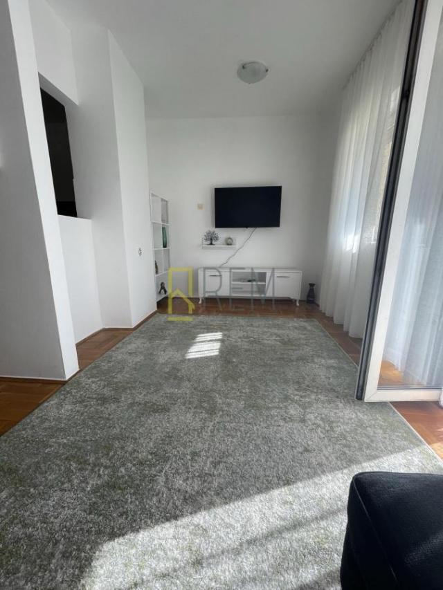 Prodaja- dvosoban namješten stan od 65 m2 (+ dvoriste od 76m2), na Starom Aerodromu