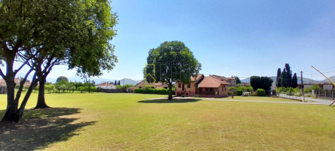 PRODAJA – PLAC SA KUĆOM U MAHALI – ZETA
