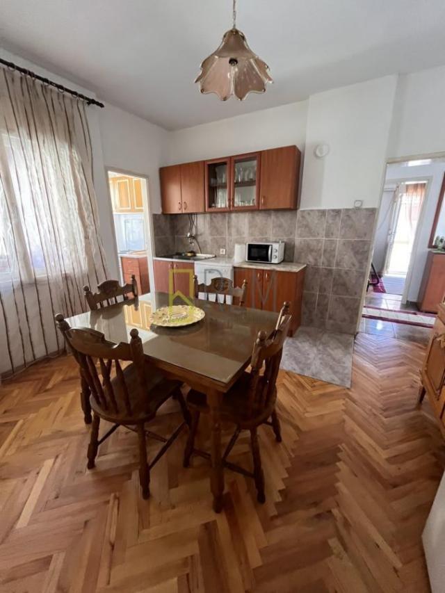 Izdaje se - Dvosoban stan u kući sa zasebnim ulazom i dvorištem - Zagorič, Podgorica