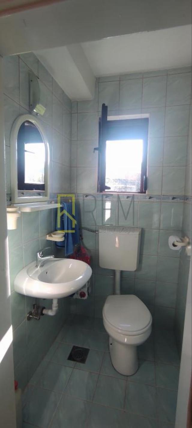 PRODAJA – DVIJE KUĆE SA POMOĆNIM OBJEKTIMA NA OGRAĐENOM PLACU, CETINJE
