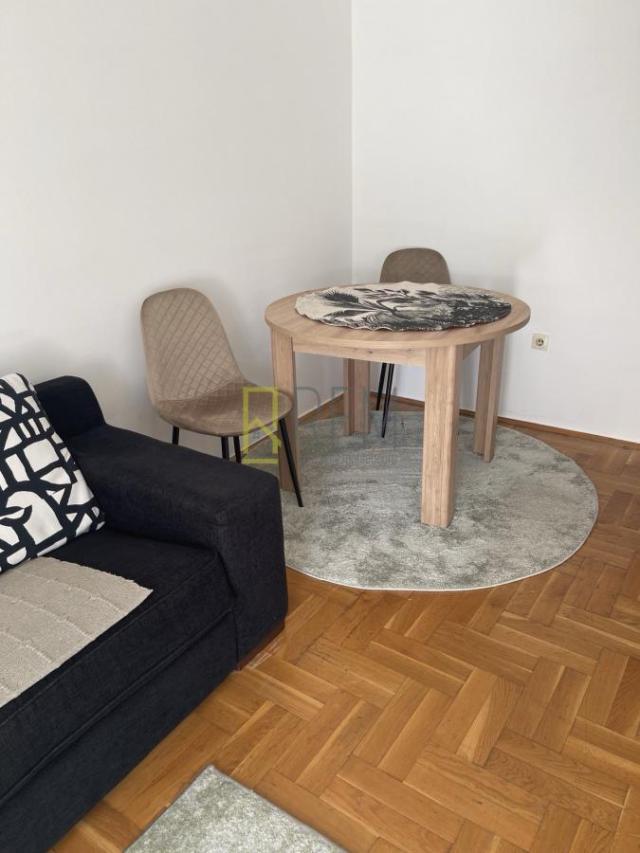 Prodaja- dvosoban namješten stan od 65 m2 (+ dvoriste od 76m2), na Starom Aerodromu