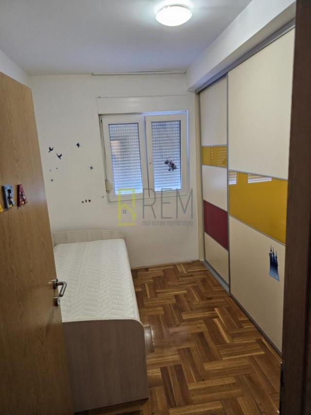 Prodajemo- namješten, dvosoban stan, površine 80m2, u naselju Zagorič