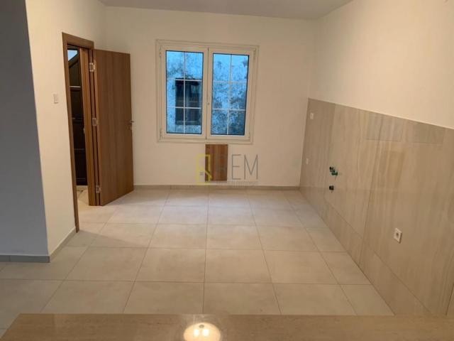 Prodajemo kucu u Staroj Varosi, povrsine 100m2 sa dvoristem