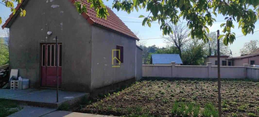 PRODAJA – DVIJE KUĆE SA POMOĆNIM OBJEKTIMA NA OGRAĐENOM PLACU, CETINJE