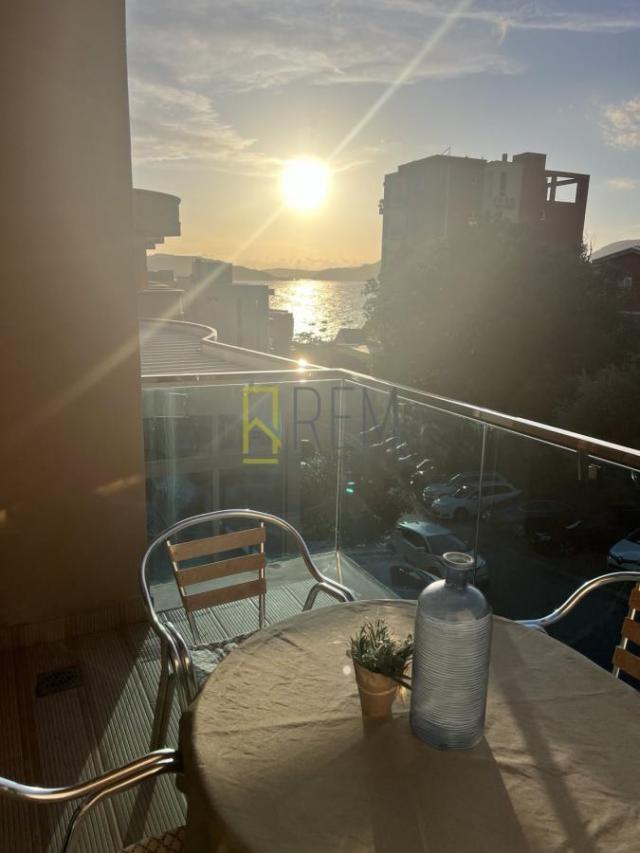Prodajemo- namjesten jednosoban stan 50 m2, sa pogledom na more, Pržno- Budva