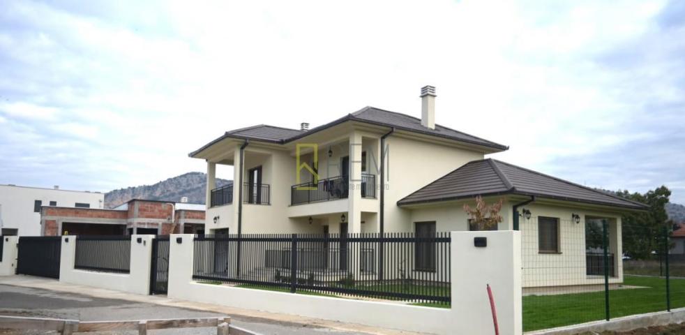 Prodajemo- kuća sa dvorištem, namješetena- Tološi