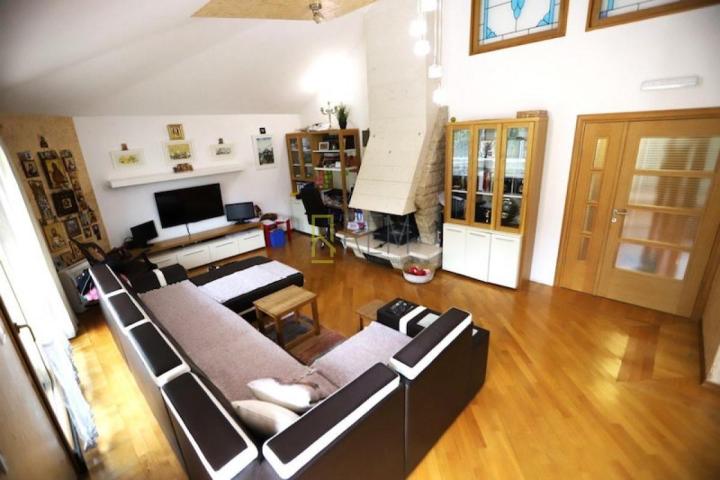 Prodajemo - kompletno namješten trosoban stan, površine 136 m2, u Centru grada u Podgorici