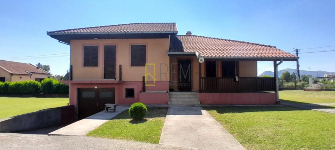 PRODAJA – PLAC SA KUĆOM U MAHALI – ZETA