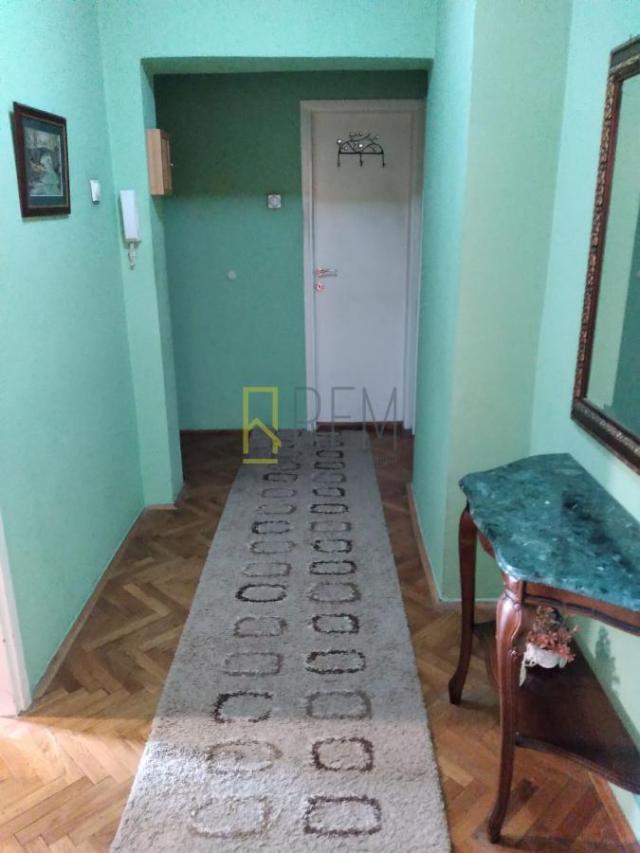 Prodajemo- trosoban stan povrsine 108 m2 na Tuskom putu