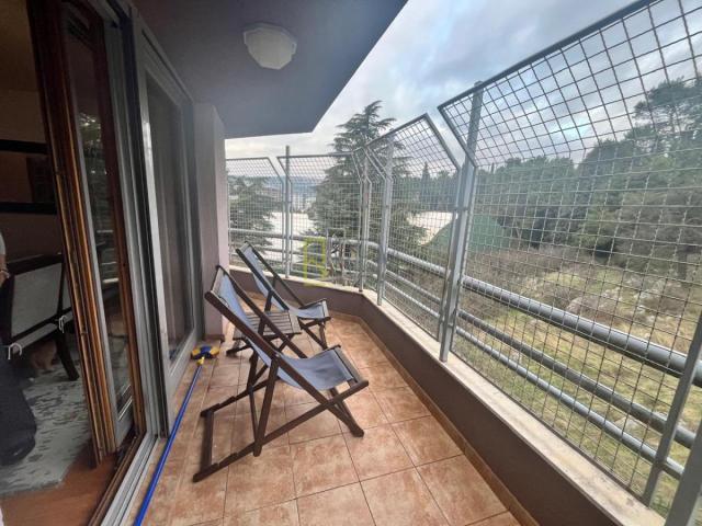 Prodajemo - kompletno namješten trosoban stan, površine 136 m2, u Centru grada u Podgorici