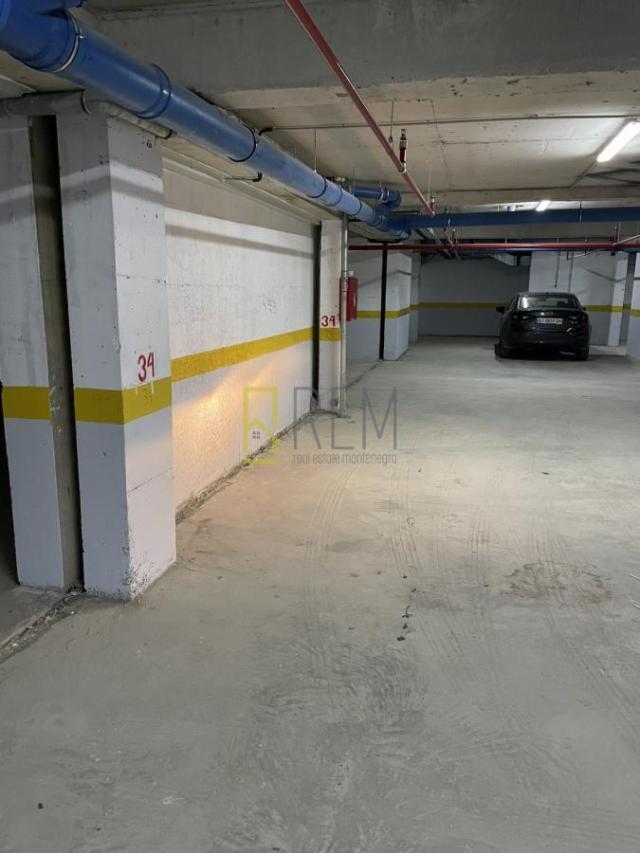 Prodaja garažno mjesto u Becicima