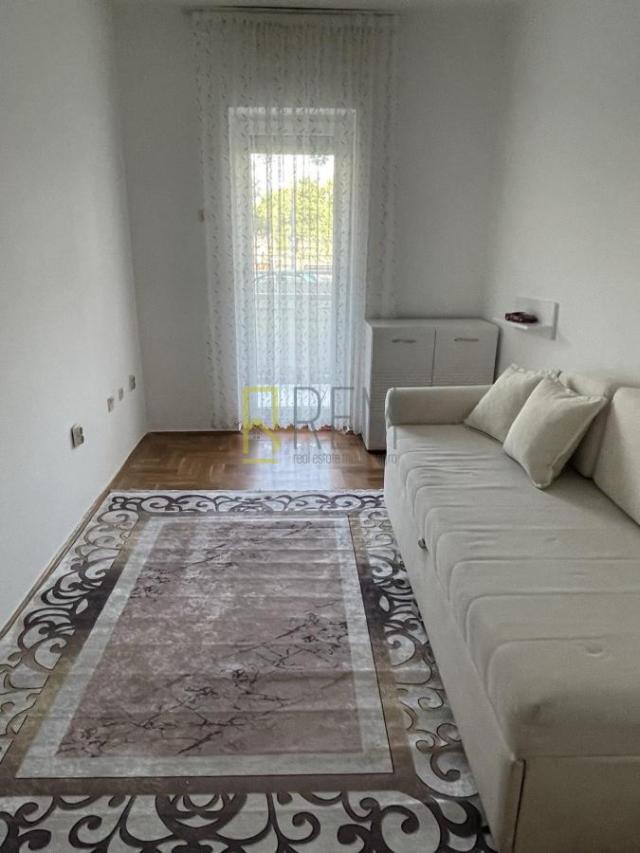 Prodaja- dvosoban namješten stan od 65 m2 (+ dvoriste od 76m2), na Starom Aerodromu