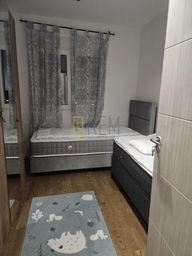 Izdavanje, lux dvosoban stan, Pobrezje