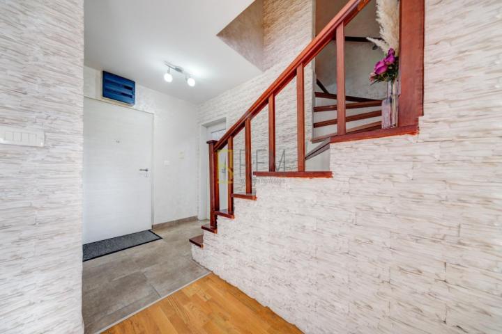 Prodajemo- lux trosoban duplex stan 113m2, Ljubović
