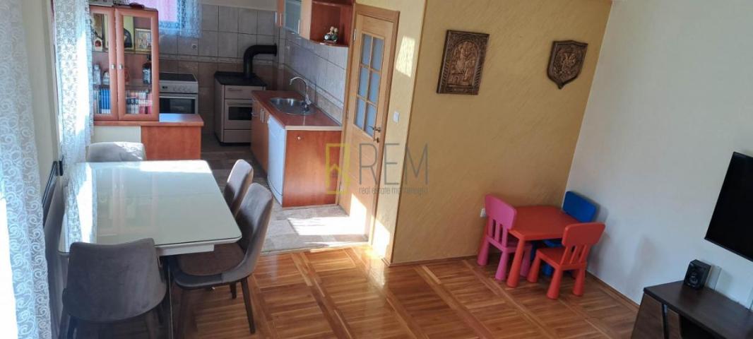 PRODAJA – DVIJE KUĆE SA POMOĆNIM OBJEKTIMA NA OGRAĐENOM PLACU, CETINJE
