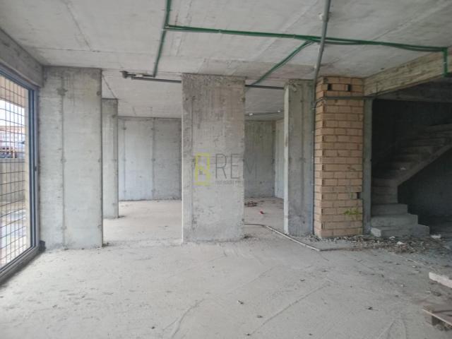 Prodajemo- poslovni prostor površine 312m2, kod Krivog mosta