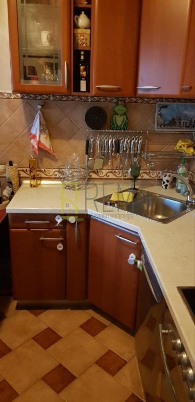 Izdavanje- dvosoban stan, Preko Morace