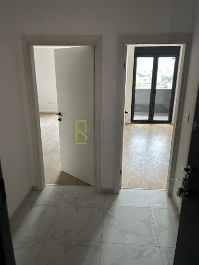Prodajemo- jednosoban neuseljavan stan površine 44m2 sa garažom u novom kopleksu Dadi Plaza