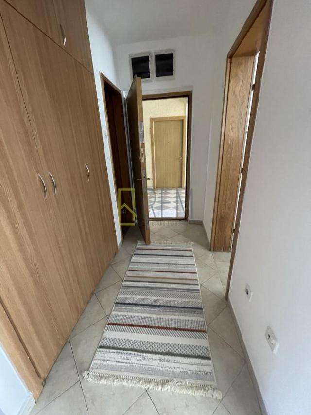 Prodaja- dvosoban namješten stan od 65 m2 (+ dvoriste od 76m2), na Starom Aerodromu