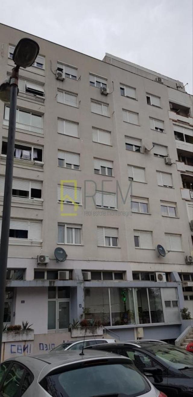 Izdavanje- dvosoban stan, Preko Morace