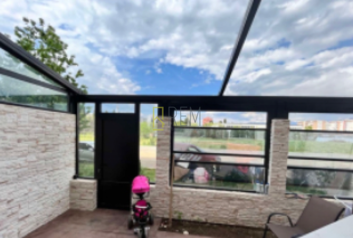 Prodajemo- namješten jednosoban stan 54m2 + bašta 20m2, Zabjelo