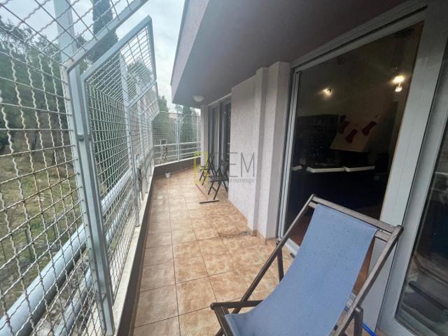 Prodajemo - kompletno namješten trosoban stan, površine 136 m2, u Centru grada u Podgorici