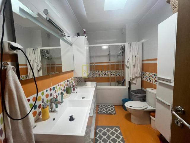 Prodajemo - kompletno namješten trosoban stan, površine 136 m2, u Centru grada u Podgorici