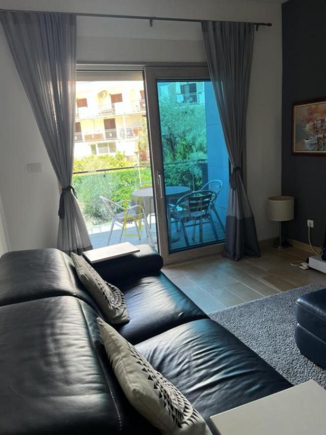 Prodajemo- namjesten jednosoban stan 50 m2, sa pogledom na more, Pržno- Budva