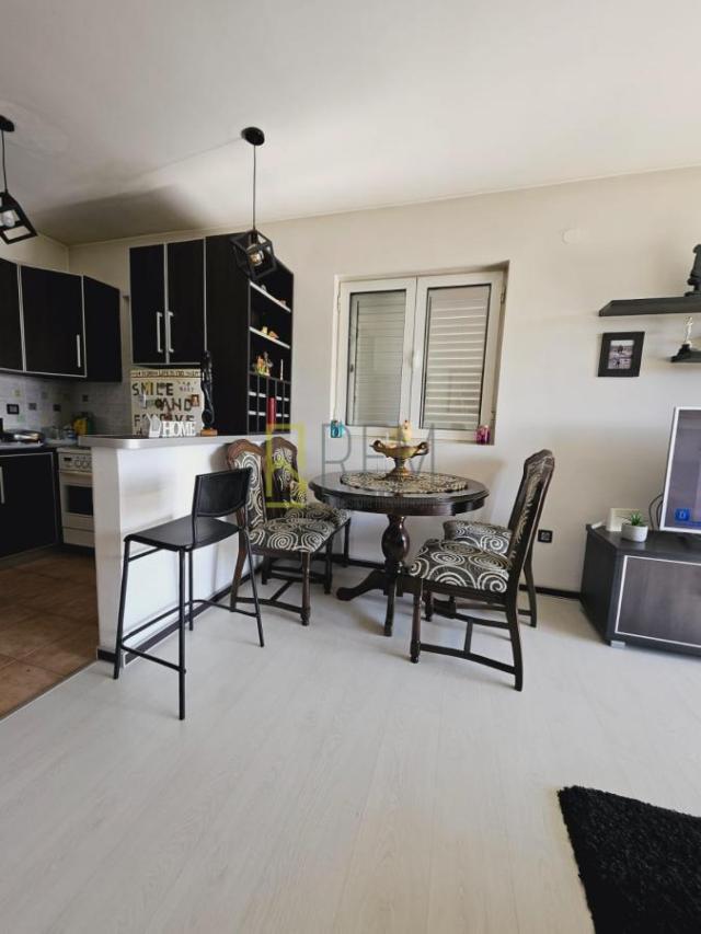 Prodajemo- kompletno namjesten dvosoban stan površine 65m², Centar