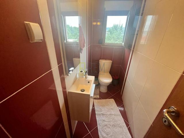 Prodajemo - kompletno namješten trosoban stan, površine 136 m2, u Centru grada u Podgorici