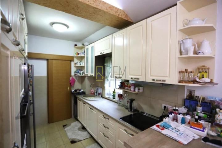 Prodajemo - kompletno namješten trosoban stan, površine 136 m2, u Centru grada u Podgorici
