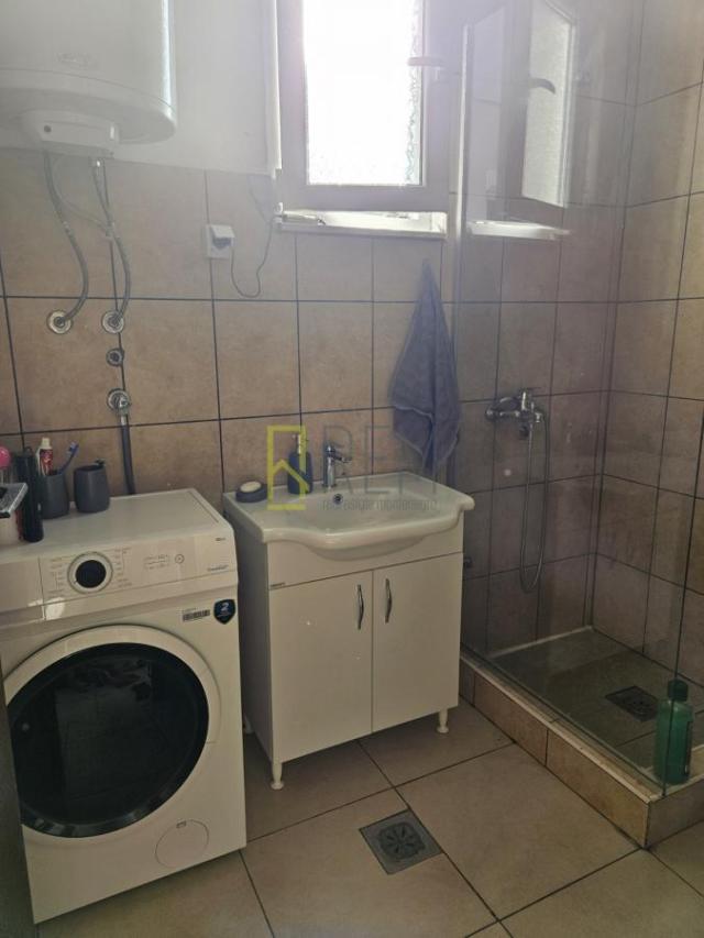 Prodajemo – renoviranu kuću od 62m2 + 20m2 terasa, na placu od 1.260m2 u Centru, Danilovgrada