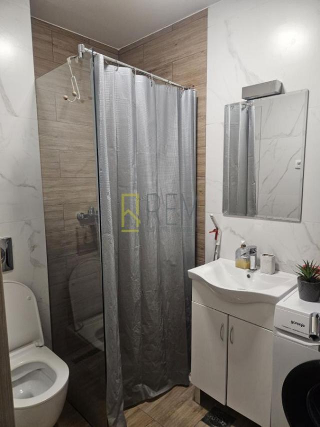 Izdavanje, lux dvosoban stan, Pobrezje