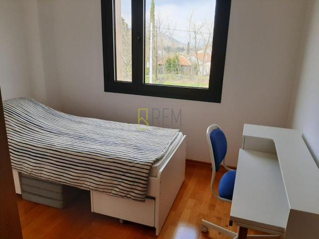 Prodaja- kompletno namjesten stan 106m2, sa dvije parking mijesta u Zagoricu