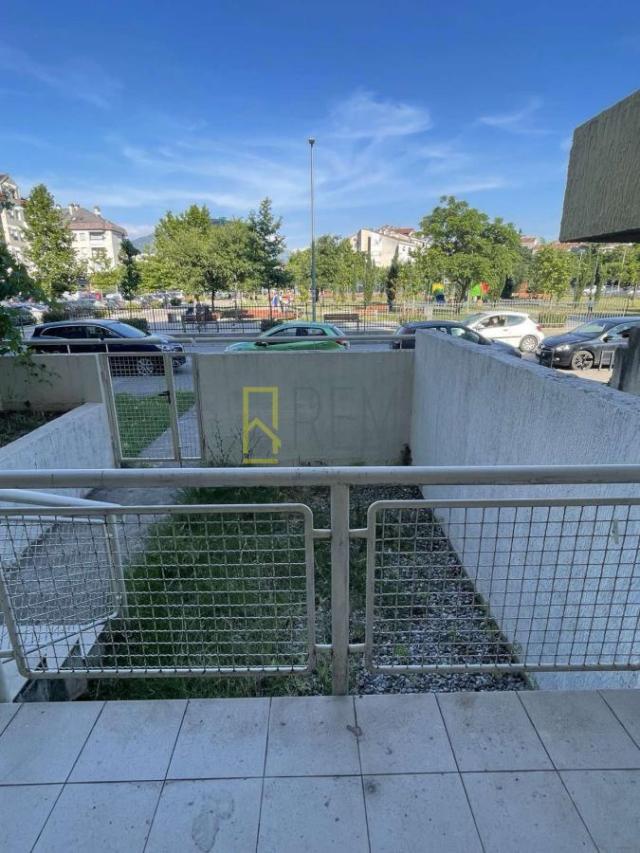 Prodaja- dvosoban namješten stan od 65 m2 (+ dvoriste od 76m2), na Starom Aerodromu
