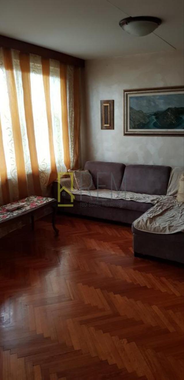 Izdavanje- dvosoban stan, Preko Morace