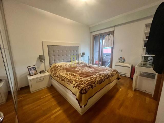 Prodajemo - kompletno namješten trosoban stan, površine 136 m2, u Centru grada u Podgorici